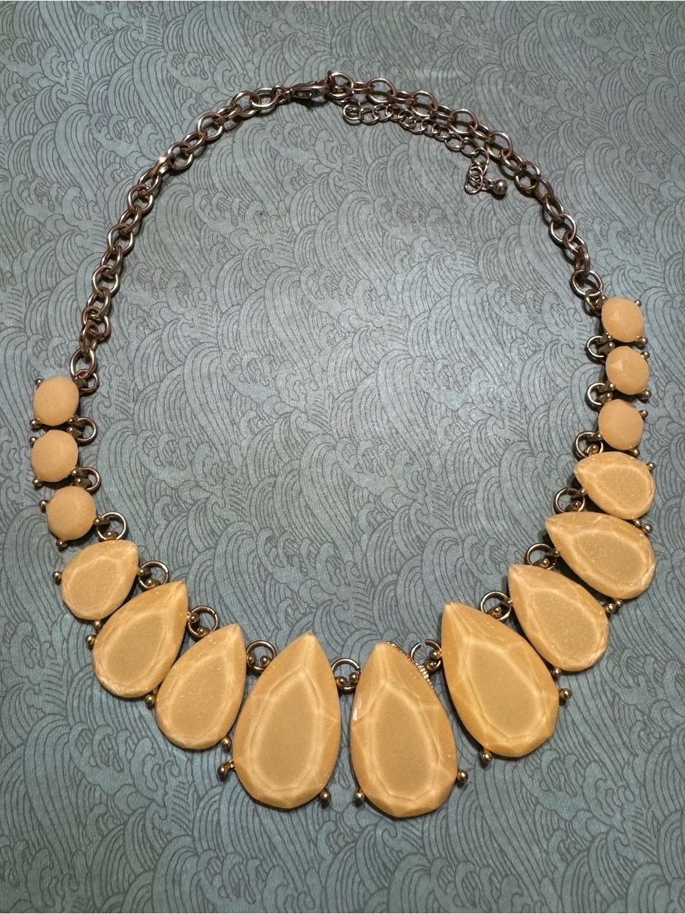 GOLD TONE ACRYLIC STATEMENT NECKLACE